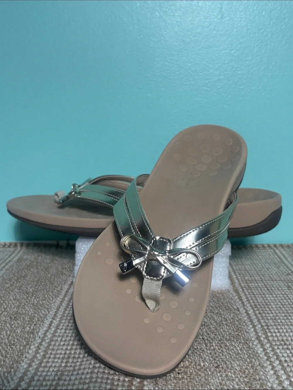 Women’s Vionic Bella X Toe Post Metallic Gold Flip-Flops with Bow. Size-7.5
